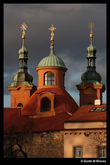 36) Kirche des heiligen Laurentius vom Aussichtsturm auf dem Petřín